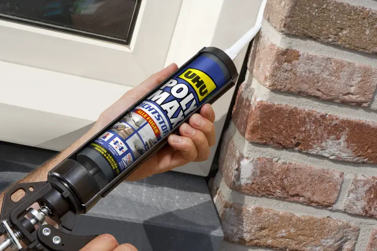 7006383-Article-Application-shot-en-447-UHU-280ml-NL-EN-UHUPolyMaxSealant