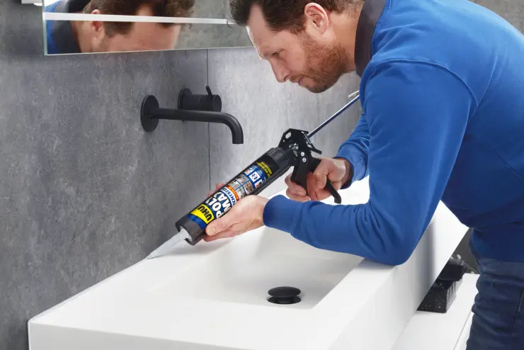 7006383-Article-application-shot-en-654-UHU-280ml-DE-UHUPolyMaxsealantLaymendesign