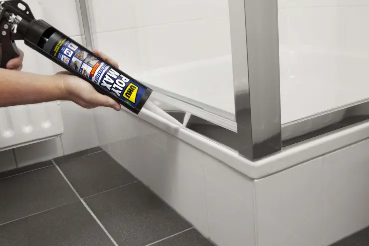 7006383-Article-Application-shot-en-729-UHU-280ml-NL-EN-UHUPolyMaxSealant